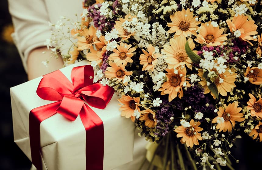 Blumen und ein Geschenk