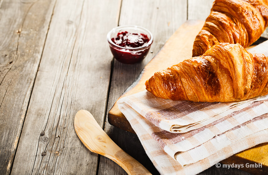 Köln Tipps für den perfekten Tag: ein Crossaint mit frischer Marmelade zum Frühstück macht jeden munter.