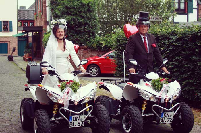Stehend wurde bei dieser Hochzeit mit den Quads 15 km zur nächsten Location gefahren.