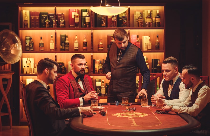 Männer beim Pokern in einer Bar