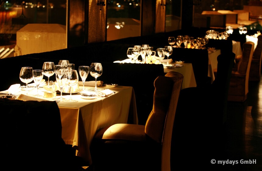 Dinner in the Dark Restaurant in schwachem Licht 