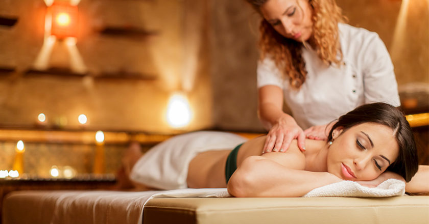 Frau erhält erholsame Massage