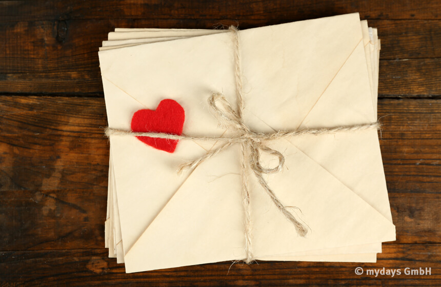 Stapel mit Liebesbriefen als Valentinstag Überraschung 