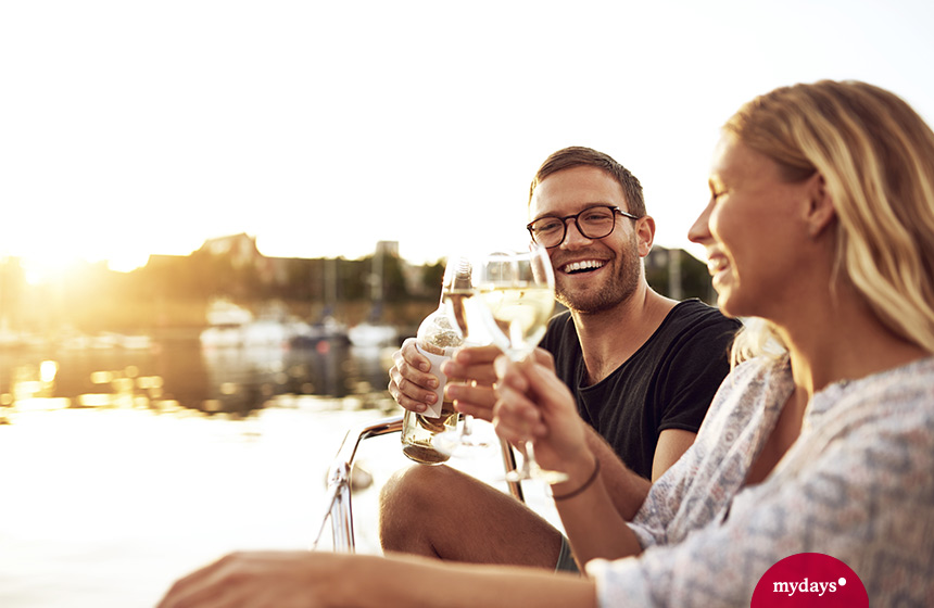 Pärchen mit Wein an der Reling