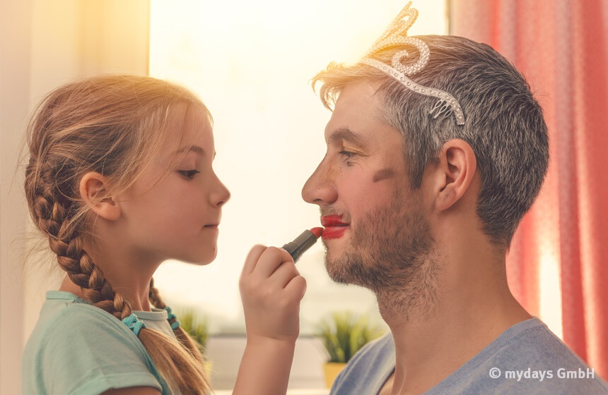 Ein Brief an Papa: Papa wie er sich von seiner Tochter schminken lässt