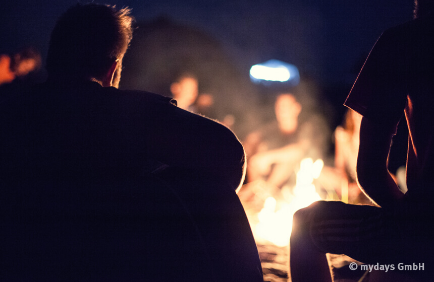 Männerabend beim Campen in der freien Natur