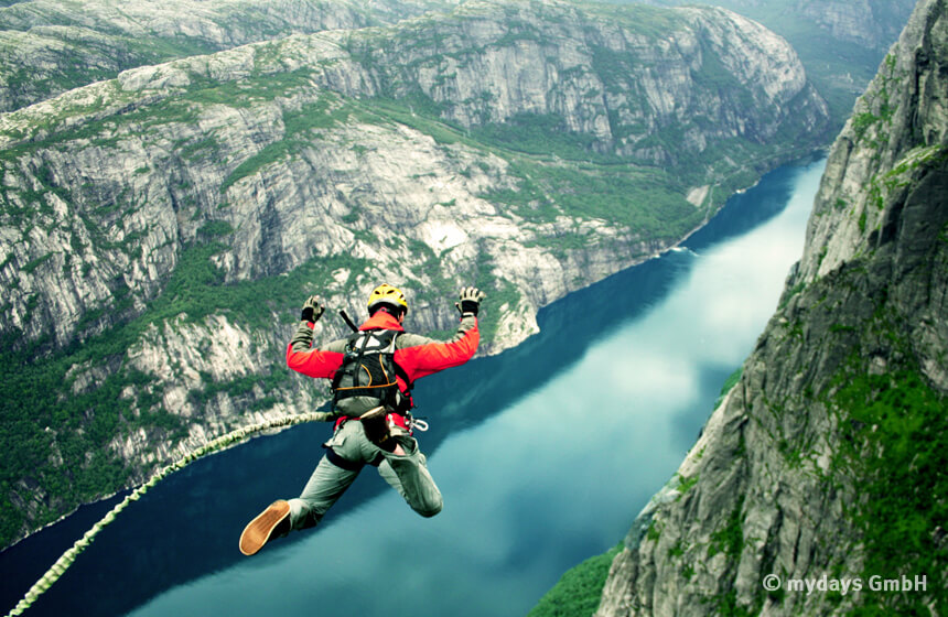 Auch im Urlaub zu Hause kannst Du Neues erleben, zum Beispiel einen Bungee Sprung.