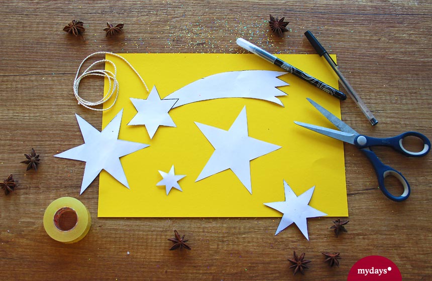 Sterne basteln mit Schere aus gelbem Papier