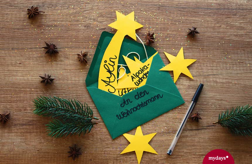 Gelbe Sterne in grünem Briefumschlag für den Weihnachtsmann