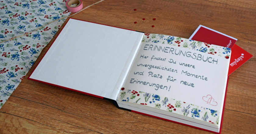 Erinnerungsbuch auf Holztisch Blumenpapier