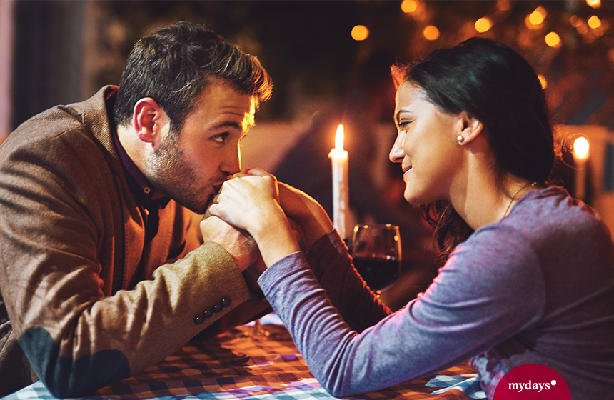 Paar beim Candle-Light-Dinner