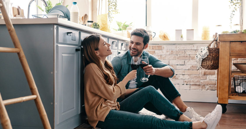 Mann und Frau stoßen mit einem Glas Wein an