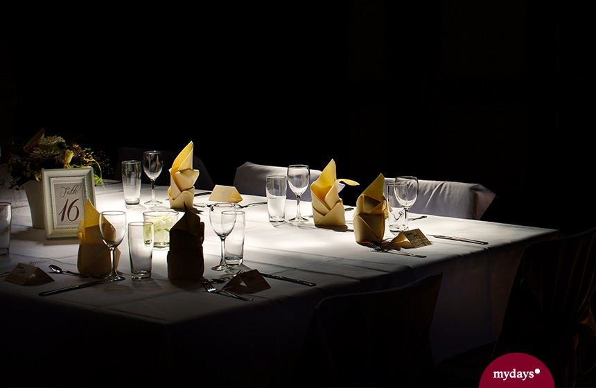 Entführe Dein Date zu einem aufregenden Dinner in the Dark - unsere Nummer 12 der Top Date Ideen.