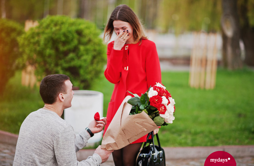 Heiratsantrag Paar Blumen Ring